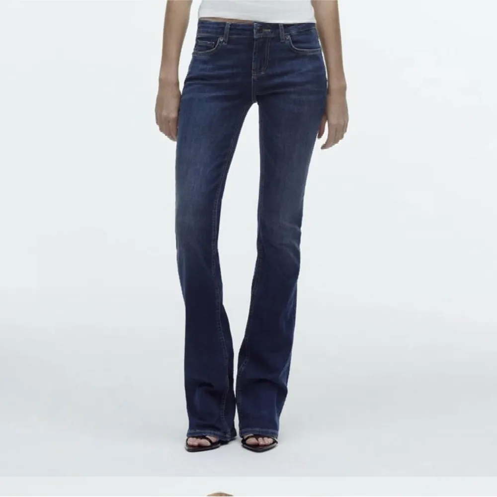 Populära jeans från Zara, använda en gång. Jeans & Byxor.