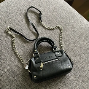 Nunoo väska - Fin skinnväska som inte är använd mycket! Fint skick🤗