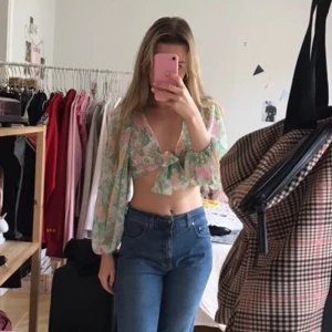 blommig knyt topp  - så söt blommig topp som man knyter i fram! använt en gång 🌷🌟🌼