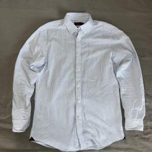 Skjorta från Morris Blå- och vitrandig | Storlek: M | Använd men i bra skick.