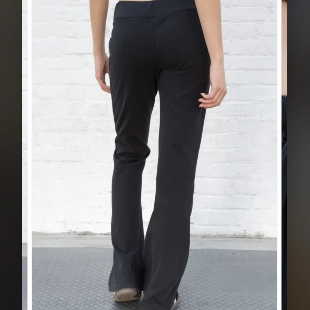 Säljer dessa yoga byxorna från Brandy Melville. Köpta för 32€. Storlek OneSize, passar mig bra som vanligtvis har storlek S. Lowwaist look. Köp för 150kr+Frakt. Skriv för fler bilder!. Jeans & Byxor.