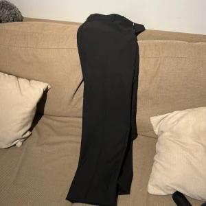 Tiger of sweden kostymbyxa loose fit - Säljer dessa svarta tiger of sweden tiger of sweden kostymbyxor skulle säga att det är straight fit eller loose, knappt använda 