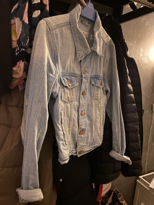 Denim jacka - jätte gullig och bekväm begagnad denim jacka från cdenim. storlek står inte men skulle säga att den är S. tar endast betalt igenom swish!!!!