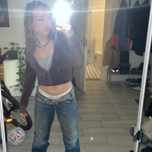 Arrow low jeans weekday - skitsnygg lågmidjade jeans från weekday i färgen ”vintage blue”😚💙 knappt använda och i nyskick förutom de små slitningar längst ner på jeansen som jeans brukar få❤️ nypris 599