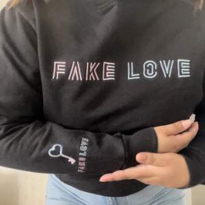BTS fake love hoodie. Bra skick, skönt material. Köptes utomlands. Storlek M men passar även L