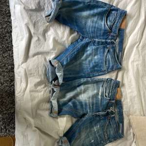 Dondup shorts - Två par Dondup shorts George skinny fit storlek 29. Båda har tidigare vart jeans med nypris 2699 men avklippta till snygga shorts. Tänker mig 400 för båda eller 250kr styck.