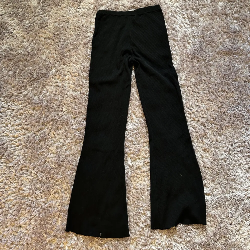 Svarta utsvängda byxor i storlek xs💗 de är typ ”avklippta” längst ner men det syns nästan inte. Köpta nya på second hand men är fortfarande i bra skick 🫶🏻. Jeans & Byxor.