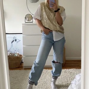 Ribcage Straight Levi’s Jeans - Säljer ett par av mina favojeans då dom inte kommit till användning på ett tag. Slitningarna har jag gjort själv🫶🏼