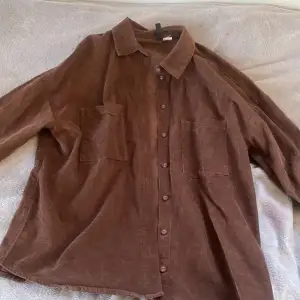 En snygg brun skjorta i storlek xs 🫶🏻 Perfekt som vårjacka 