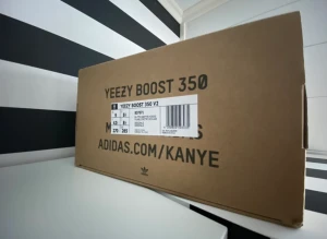 Yeezy 350 Blue Tint - Tjenare! Jag säljer nu mina Yeezy v2 350 Blue Tint, som ej passar i storleken längre  Super bra skick med även original lådan som ingår vid köp  Storlek: 42 2/3   Går kanon att mötas upp eller skicka med spårbar frakt :) 1500 kr