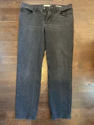 Svarta jeans  - Bra skick, inte baggy men inte heller skinny 