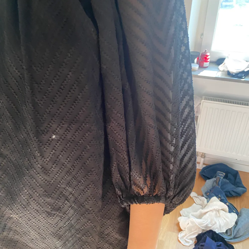 Topp från Vera Moda med tre kvartärmad. Yläosat.
