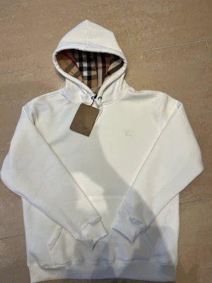 Burberry hoodie - Hej, säljer min burberry hoodie då den inte passar. Skicket 10/10 Storlek M och priset går att diskuteras