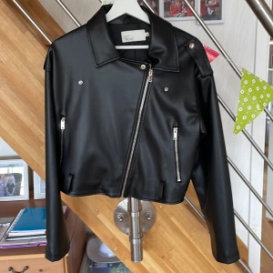 Svart skinnjacka från Nelly  - Helt ny skinnjacka från Nelly i storlek 36!