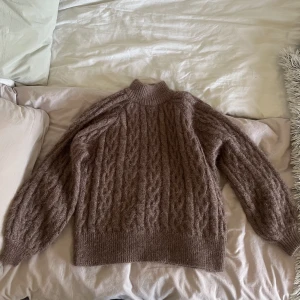 Stickad tröja  - Otroligt fin stickad tröja. Nästan aldrig använd. Den är i storlek M med passar S/XS (liten i storleken) 