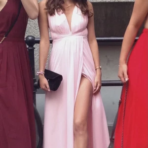 Balklänning  - Säljer denna ljusrosa balklänning, endast använd vid ett tillfälle. Skräddarsydd för mig som är 160. Band som knyts i ryggen. Finns inga defekter utom knappt märkbara sminkfläckar på insidan så är inget som syns. Skriv om ni undrar något! 🤍