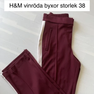 Vida / raka byxor  - Regular/ högmidjade byxor med raka ben, lite tyngd i tyget så de faller väldigt snyggt , beige rand på utsidan av benen, dragkedja på fickor samt vid benens slut så man kan öppna upp som slits (se sista bilden) - säljer pga för små, som helt nya