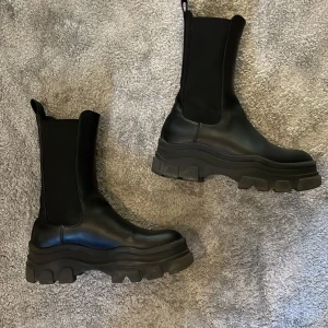 Skor  - Säljer dessa skor då de inte kommer till användning. Använt 4-5 gånger, har lite fläckar men går att lägga vax på dem är i bra skick! 