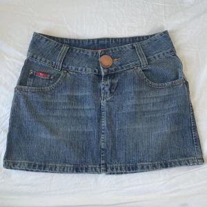 jeanskjol - säljer fler jeanskjolar, använd köp nu! midja:81 längd:39💋 liknar miss sixty 