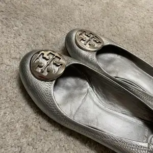 Fina Tory Burch ballerinas! Passar perfekt till balen eller festen! Lite slitna på ena tån, pris kan diskuteras🙌