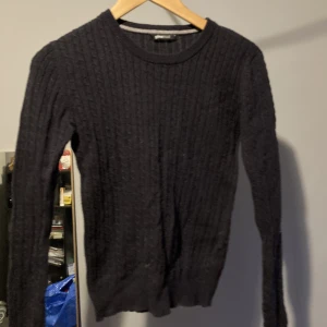stickad tröja - Storlek S. Mörkblå