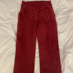 Juicy Couture - Säljer mina röda juicy byxor. Pågrund av dom e för stora. Det som hänger på snörena e borta som gick säkert bort i tvätten. Så sänker dom till ett lågt priss. kan byta t storlek xs/s. ❤️