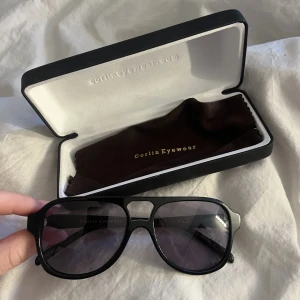 corlin eyewear solglasögon  - Snygga och perfekta solglasögon nu till vår/sommar☀️. Köpte mina fina solglasögon förra sommaren men de kom inte till användning. De va inte riktigt min stil. Därav nyskick. Alla boxar och fodral ingår❤️‍🔥❤️‍🔥nypris 1199kr 
