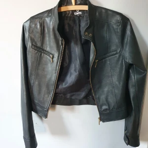 Skinnjacka - 🌱Säljer min skinnjacka från "Red girly jeanswear cam"                                                                   🌱Storlek xs                                                                     🌱Guldiga detaljer                                                                                  🌱Köparen står för frakten