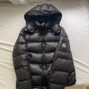 Moncler  - Moncler jacka, storlek S. Den blev lite för liten för mig så att om det är någon som är intresserad så är det bara och höra av sig. 
