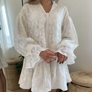 Studentklänning ASOS - Säljer denna drömiga studentklänning💫 då jag köpte flera och inte går att lämna tillbaka, helt oanvänd med prislapp kvar❤️‍🔥❤️‍🔥🥰 Klänningen är slutsåld på hemsidan och går inte att få tag på längre!❤️