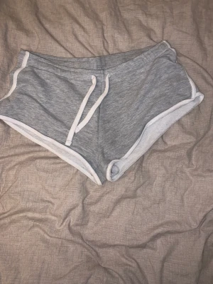 Shorts - Gråa mjukis shorts, knappt använda