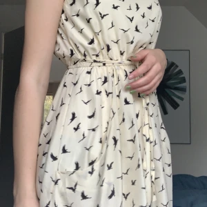 Klänning - Fin sommarklänning från London som aldrig är använd! Säljer pga att den inte kommer till användning. Strl XS/S (även fast det står s/m i klänningen, det stämmer inte) i väldigt fint skick. 💜