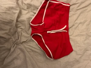 Shorts - Röda mjukis short, knappt använda