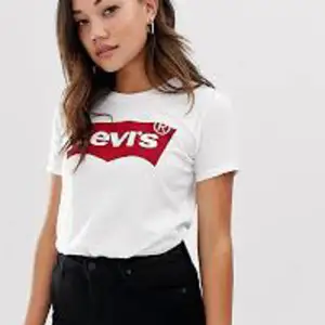 Säljer min Levi's T-shirt då jag inte får användning av den längre. 😇💘äkta såklart!!
