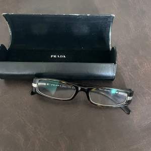 Prada 90s glasögon utan styrka, Very Bella Hadid😻 inget slitage på glasögonen endast, på fodralet