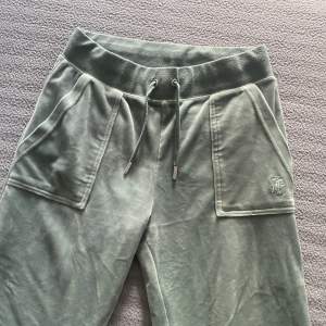 Jag säljer ett par gröna juciy byxor! Anledningen till varför är för att dem inte kommit till så mycket användning. Köpte dessa för 5 mån sedan.  