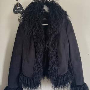 Faux päls Urban Outfitters svart jacka med fickor. Bra skicka, använd fåtal gånger. Storlek M, passar mindre Skriv för mer bilder✨Orginal pris: 950kr
