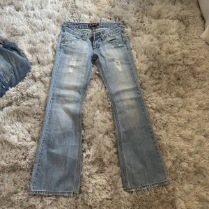 Lågmidjade jeans - Så snygga vintage jeans, tyvärr lite snå på mig så osäker på om jag vill behålla. Köpta rätt dyrt. Skriv vad ni kan tänka er att betala!😇 säljer vid bra bud!! innerbenslängden är 76 och midjemåttet 38 x2. Köp direkt för 900kr