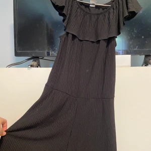 Jumpsuit - Svart jumpsuit från Lindex! En liten fläck mitt fram syns knappt (sista bilden) 