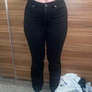 Bootcut jeans, svart, lindex Mira, strl 38 Helt nya, knappt använda, köpta för 700, säljer för 500kr  syns inte på bilden att de är bootcut eftersom de är för små 