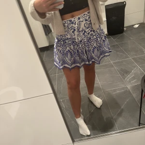 Kjol - Helt ny jättefin kjol ifrån zara, aldrig använd och prislappen är fortfarande på!😊storlek M men skulle säga att den passar även S och XS kanske då den är liten i storlek beroende på hur man vill att den skall sitta. Dragkedja på sidan🩷