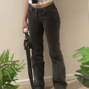 Lågmidjade jeans - low waist gråa jeans i bra skick, dock är de upprivna vid ändan av jeansen då de är för långa för mig.