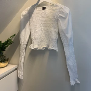 Söt blus - Söt lit blus från Gina Tricot. Slutar lite över naveln på mig.