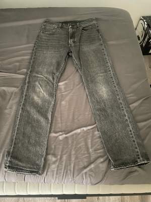 Levis jeans 551 Z raka Stlk: 32,34 Lite använda Säljer för att de inte passar längre.