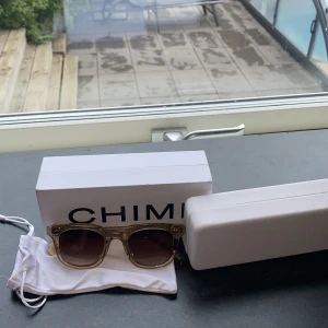 Chimi 02 - Säljer ett par chimi i modellen 02 som är köpta på ni i Göteborg. Knappt använda och alla boxar och fodral finns kvar