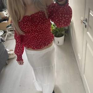 Jätte söt röd topp me vita blommor. Storlk M men passar Xs och S oxå. Skriv privat om du har några frågor💞💞