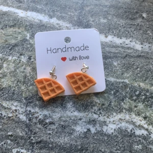 Våfflor  - Dessa super fina är just nu i örhängen men går att få i andra smycken också !