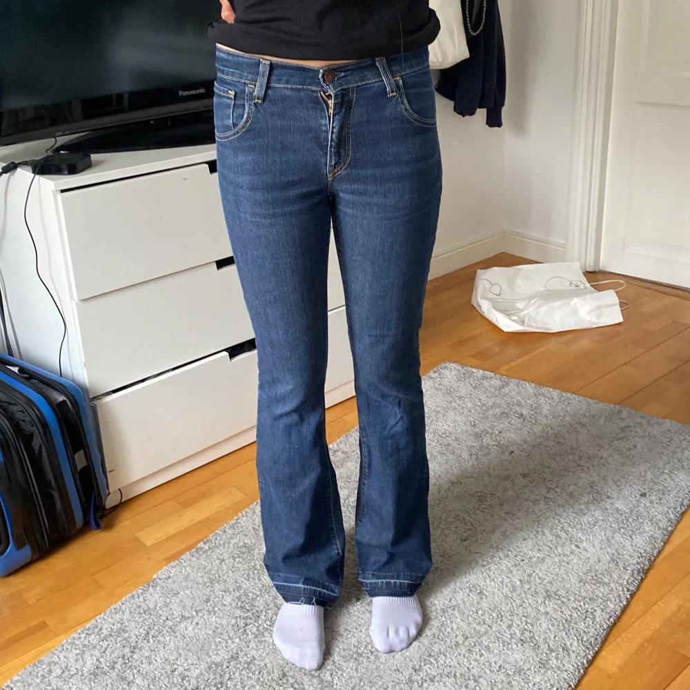 Jeans från Levis, Bootcut o låg/midwaist. Passar mid som är 170 i längden . Jeans & Byxor.