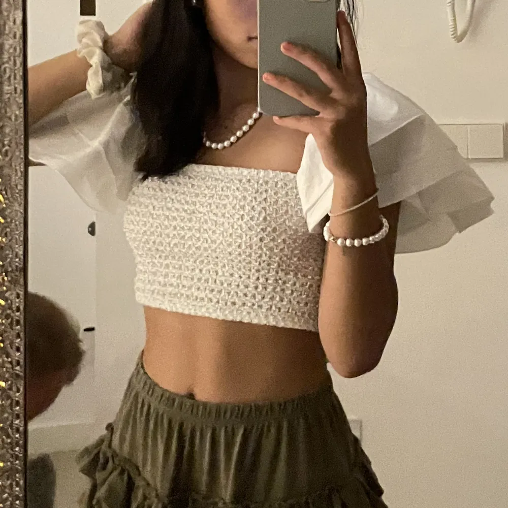 Världens gulligaste topp från ZARA med broderi där fram och knytbar rosett där bak❤️ . Puserot.