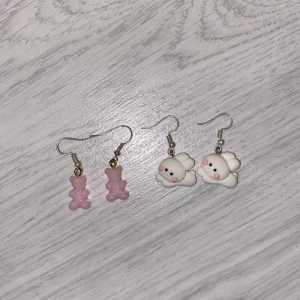 Örhängen  - Två hängörhängen för endast 10kr ( eller 5kr st) STÅR EJ FÖR FRAKTEN) 